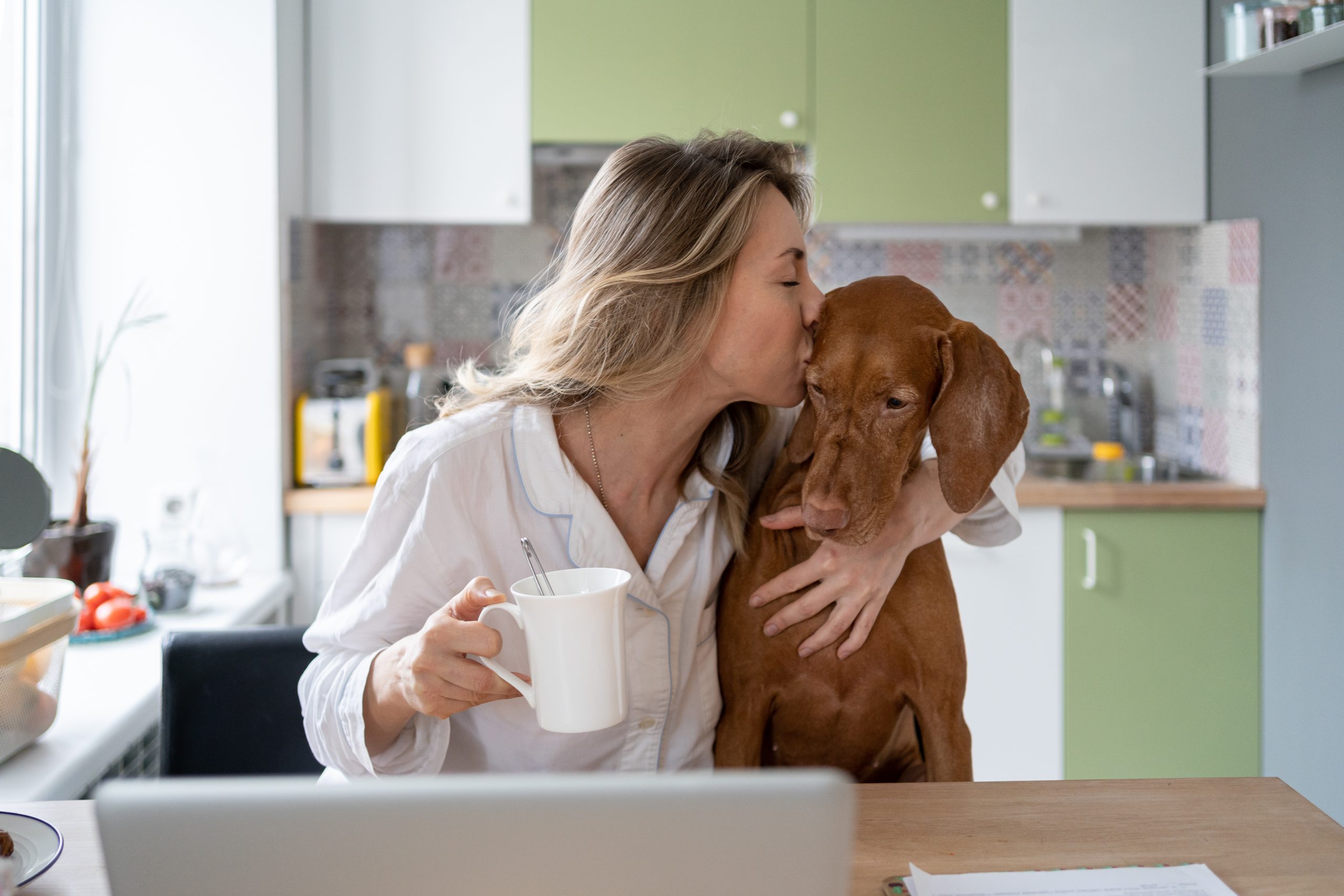 Woman-kissing-her-dog
